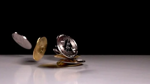 Bitcoins are falling on a black background. Slowmotion shot tossing bitcoin Vidéo 115943976