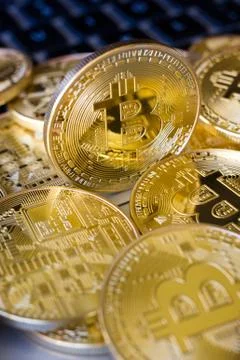 Bitcoins on laptop Stock-Fotos