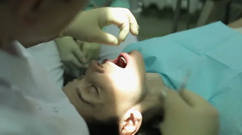Bite correction. Orthodontist at work. The young woman visiting the orthodontist 库存影片 63763499