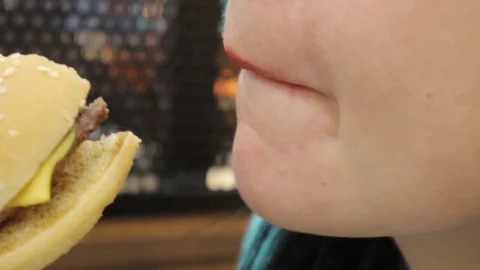 Bites cheeseburg esce close up 库存影片 111477836