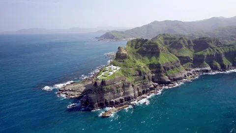 Bitou Cape Lighthouse Above Rugged Sea Cliffs, Taiwan Vídeos de archivo 346155633