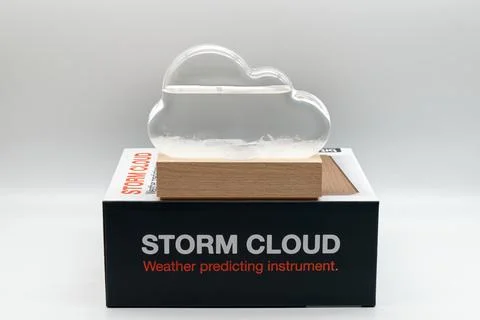 Bitten cloud shaped storm glass weather predicting instrument. Foto stock