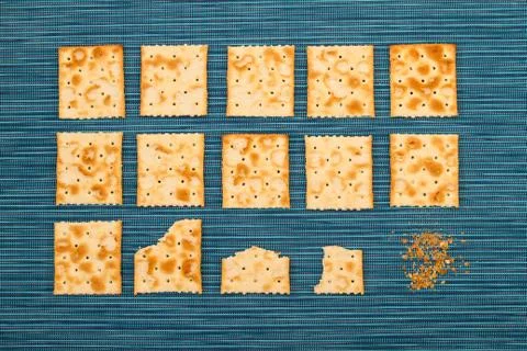 Bitten crackers background. Foto stock