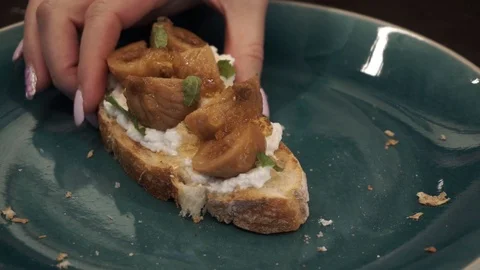 Bitten off fig bruschetta Video stock 113527736