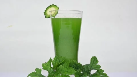 Bitter gourd or bitter melon juice on white background. Vidéo 330114188