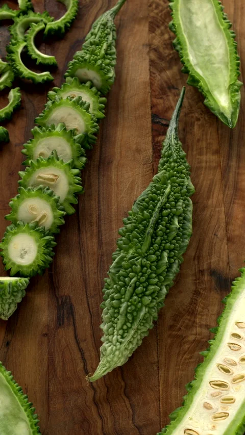 Bitter melons on a cutting board Vídeo Stock 346786687