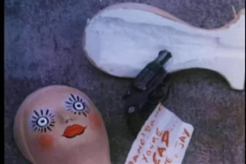 Bizarre death threat on ground Vídeos de archivo 11356907