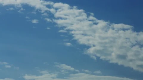 A bizarre line of clouds moves from right to left, video 55 seconds Video stock 116543565