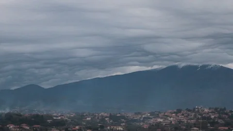 Bizarre sheet-like clouds seen rolling over Mount Etna Video stock 109393095