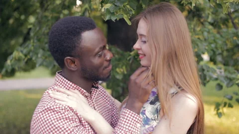 Black African man and white girl. Inter-ethnic love Vídeo Stock 87161553