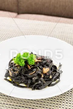 Black aglio olio pasta Stock Photos