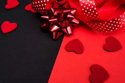 Black and red background with red ribbon and hearts. Foto stock