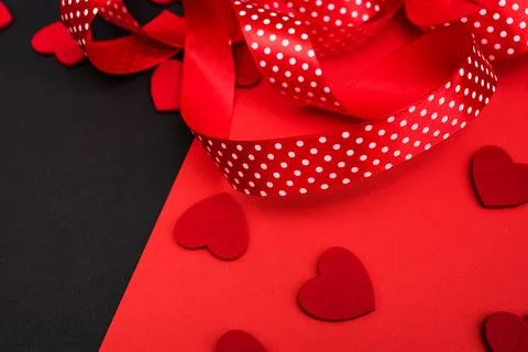 Black and red background with red ribbon and hearts. Foto stock