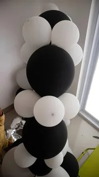 Black and white balloons stacked in a column indoors Stock-Fotos