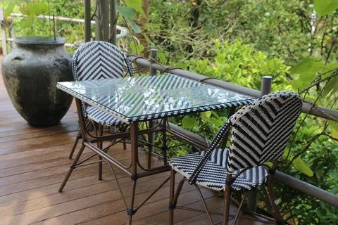 A black and white chevron-patterned glass wesley fancy dining table with ch.. 스톡 사진