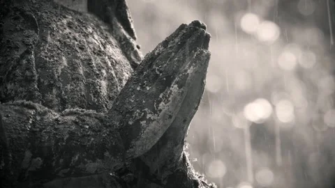 Black and white close-up of praying hands of an old angel statue 库存影片 337304778