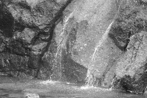Black and white close-up of a small waterfall Foto stock