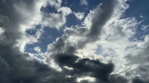 Black and white clouds cover sunlight at morning, Timelapse Vídeos de archivo 220154374