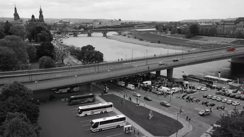 Black and White Dresden Riverfront With Red Bus Crossing Augustus Bridge Germany Vidéo 336116284