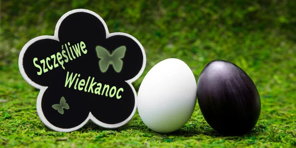 Black and white easter egg, flower shaped slate with polish text, happy easte 스톡 사진