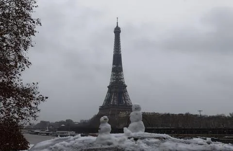 The black and white Eiffel tower with snowmen in the foreground, Paris, Franc 스톡 사진