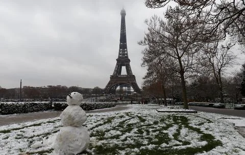 The black and white Eiffel tower with snowman in the foreground, Paris, Franc Foto stock