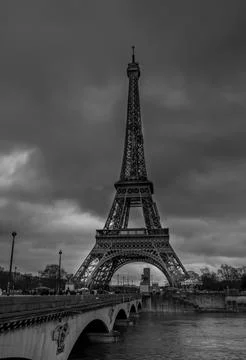 Black and white image of eiffel tower over water Fotos Stock