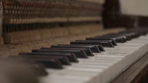 Black and white keys of old, dusty, wooden piano with open hammers and strings Video stock 95032356