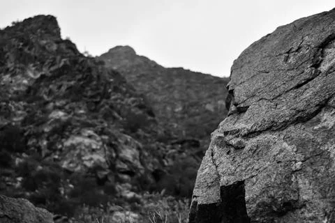 Black and white selective focus shot of cliffs, White Tank mountain regional par Foto stock