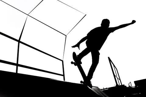 Black and white skater silhouette illustration on the ramp Illustrazione stock