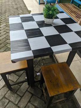 Black and white table with two chairs next to it Foto stock