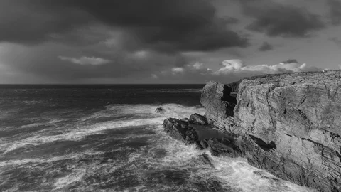 Black and White Time Lapse of Wild Atlantic Way Cliff Coast in Ireland 動画素材 103149853