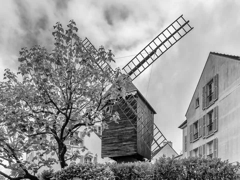 Black and white view of the ancient mill Moulin de la Galette in Paris, France 스톡 사진