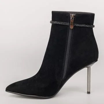 A black ankle boot is shown with a high heel and a pointed toe. It has a zipp Stockfoto's