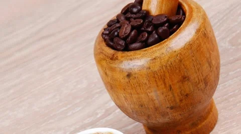 Black arabic coffee in small white cup with mortar and pestle Vídeos de archivo 43567184