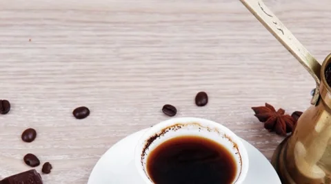  black arabic coffee in small white cup Vídeos de archivo 48165679