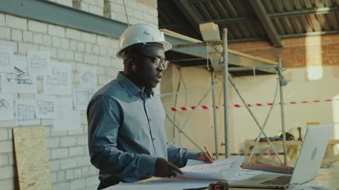 Black Architect Speaking via Video Call on Laptop at Construction Site Vídeos de archivo 273480322