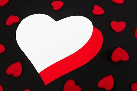 Black background decorated with small red hearts Foto stock