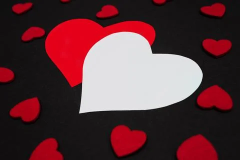 Black background decorated with small red hearts Foto stock
