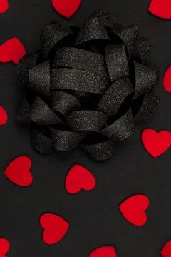 Black background decorated with small red hearts Foto stock