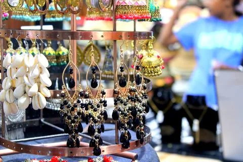 Black beads and white shell earrings for sale Foto stock