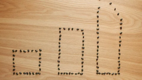 Black beans are formed statistic bars on wooden table Vidéo 112315789