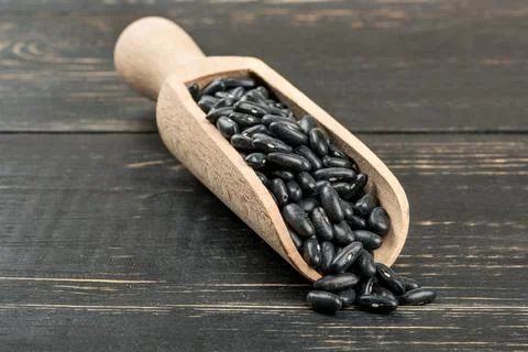 Black beans in scoop Foto stock