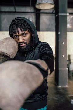 Black boxer. Punch to the camera, close-up Stockfoto's