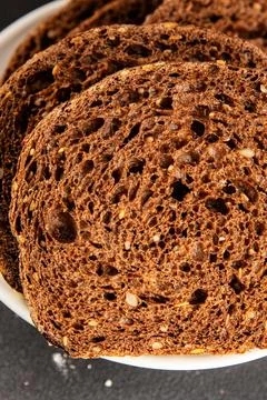 Black bread whole-grain rye flour slices of dark bread healthy eating delic.. 스톡 사진
