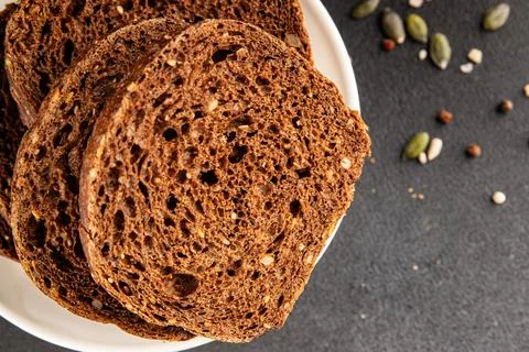 Black bread whole-grain rye flour slices of dark bread healthy eating delic.. 스톡 사진
