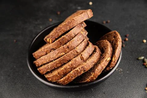 Black bread whole-grain rye flour slices of dark bread healthy eating delic.. 스톡 사진