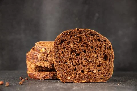 Black bread whole-grain rye flour slices of dark bread healthy eating delic.. 스톡 사진