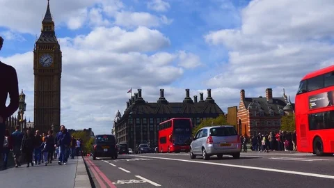 Black cabs, red and sightseeing bus and people on bridge in London city 库存影片 79700927