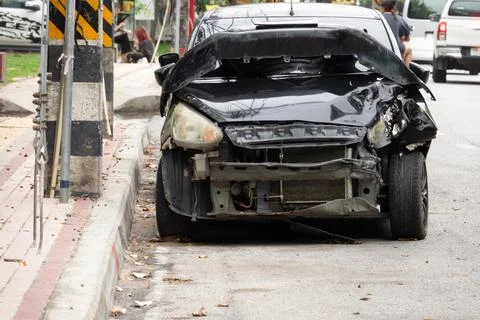 A black car with a smashed front end Foto stock
